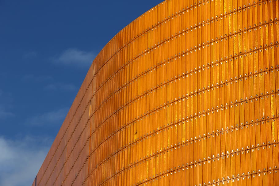 Kunstwerk, Kunststoff, Reflektoren, Orange, blauer Himmel, Skulptur, münster, Skulpturenprojekte, Himmel, Tag, draußen, keine Leute, Flachwinkelansicht, Industrie, Fabrik, die Architektur, Gebäudehülle, Nahansicht, Natur, Muster, gebaute Struktur, modern, Blau, wolke - himmel, Gebäude, kopieren sie platz, Wandbau - Funktion, Büro, Gelb, 5K