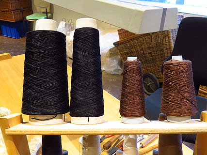 garn, sytråd, tråd, sy, handarbete, lindad, spole, sömnad, hantverk, textil-, textilindustrin, skräddare, ull-, industri, sy objekt, bomull, mode, broderi, variation, detaljhandeln, val, inomhus, inget folk, företag, sida vid sida, fortfarande liv, arrangemang, till salu, närbild, på rad, konst och hantverk, dag, litet företag, behållare, stor grupp av objekt, 4K, CC0, offentligt domän, royaltyfria