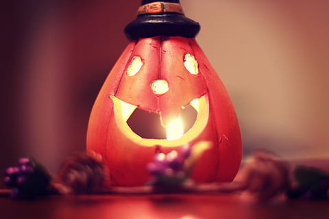 orange jack-o-lantern, orange, jack-o-lanterne, halloween, græskar, lanterne, lys, dekoration, belysningsudstyr, belyst, nat, flamme, glødende, ferie, ingen mennesker, uhyggelig, rædsel, træ - materiale, indendørs, rød, tæt på, fest, Kunst og håndværk, brænding, håndværk, selektiv fokusering, fokus på forgrunden, kreativitet, jack o 'lantern, elektrisk lampe, 1080P, CC0, offentligt domæne, royaltyfrie
