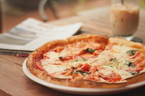 Pizza, bianca, ceramica, piatto, piatto di ceramica, cibo, formaggio, Mozzarella, al forno, fetta, pasto, cena, prosciutto, buongustaio, tavolo, cibo e bevande, pomodoro, pasta frolla, in casa, prodotto caseario, freschezza, pronto a mangiare, cibo italiano, bere, nessuno, messa a fuoco selettiva, verdura, mangiare malsano, natura morta, Fast food, ristorante, bicchiere, vasellame, spuntino, prendi cibo, tentazione, 1080P, CC0, dominio pubblico, privo di copyright