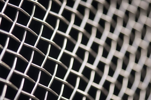 Makro, Mesh, Maschendraht, Hintergründe, Vollbild, Muster, Nahansicht, Metall, keine Leute, Wiederholung, Gitter, texturiert, Metallgitter, Design, in einer Reihe, selektiver Fokus, abstrakt, stehlen, gestalten, Legierung, Industrie, silberfarben, kreuz und quer, Struktureffekt, 4K, CC0, gemeinfrei, lizenzfrei