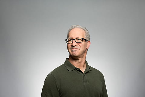 uomo, indossare, verde, Polo, occhiali, sorridente, ritratto, Sambuco, viso, maschio, tipo, bicchieri, capelli grigi, bicchiere, uomo d'affari, inteligente, mano, professionale, attività commerciale, girato in studio, grigio, una persona, sfondo grigio, vista frontale, in casa, guardando la fotocamera, colpo alla testa, adulto maturo, adulto, fiducia, sfondo colorato, uomini maturi, contemplazione, 5K, CC0, dominio pubblico, privo di copyright