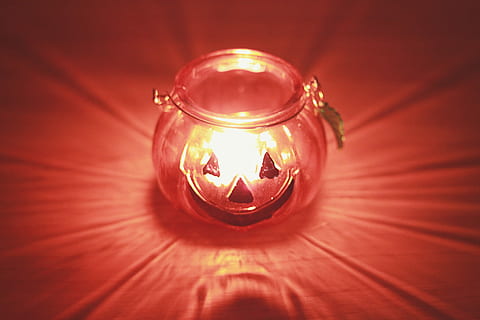 klar, Kürbisflasche aus Glas, rot, Oberfläche, Glas, Kürbis, Flasche, Laterne, Flamme, Kerze, Halloween, glühend, Dekoration, Feuer - natürliches Phänomen, Hintergründe, beleuchtet, Hitze - Temperatur, Nacht-, Verbrennung, Lichtanlage, Urlaub, gruslig, Licht - natürliches Phänomen, Kulturen, böse, orange Farbe, Grusel, Schmuck, Luxus, keine Leute, Nahansicht, Brechung, drinnen, Tabelle, Holz - Material, einzelnes Objekt, Glas - Material, Reflexion, Stillleben, Reichtum, Schatten, transparent, High Angle View, Antiquität, Natur, hell, elektrische Lampe, 1080P, CC0, gemeinfrei, lizenzfrei