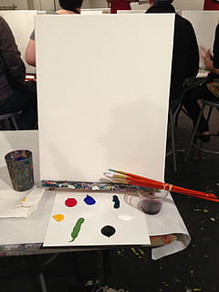 vacío, lona, blanco, pintura, limpiar, empezar, comienzo, mesa, adentro, papel, Arte y artesanía, creatividad, cepillo, Cepillo de pintura, naturaleza muerta, nadie, negocio, gran grupo de objetos, el color blanco, vista de alto ángulo, oficina, de cerca, envase, caballete, equipo de arte y artesanía, 2K, CC0, dominio público, libre de derechos