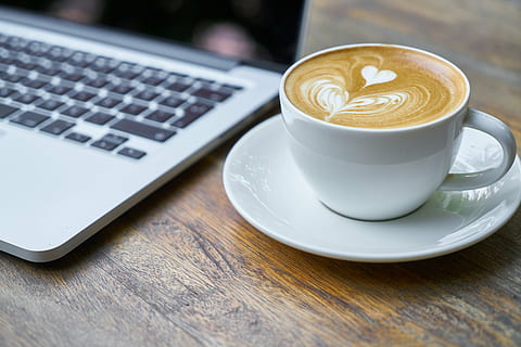 blanc, ceràmica, tassa de te, art expresso, ordinador, portàtil, quadern, bolígraf, taula, tecnologia, primer pla, manuscrit, nota, prendre notes, treballar, modern, teclat, llegir, cafeteria, fons, escriure, el treball, fotografia, cafè, cafeïna, menjar, begudes, tassa, tassa de cafè, al matí, despertar, espresso, cappuccino, foto de menjar, marró, bon dia, curs, latte, restaurant, beure, macro, cafè - beguda, tecnologia sense fils, menjar i beguda, refresc, beguda calenta, plat, beguda espumosa, vaixella, comunicació, connexió, cap gent, 5K, CC0, domini públic, lliure de regalies