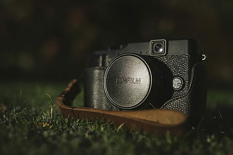 sort, fujifilm dslr kamera, dslr kamera, græsfelt, kamera, tech, teknologi, Fujifilm, læder, lys, mørk, sag, design, klassisk, strop, Lad hende, produkt, afstandsmåler, græs, kamera - fotografisk udstyr, fotografering temaer, selektiv fokusering, tæt på, fotografisk udstyr, ingen mennesker, plante, digitalt kamera, objektiv - optisk instrument, antik, retro stylet, aktivitet, stilleben, gammel, enkelt objekt, natur, SLR kamera, sølvfarvet, 5K, CC0, offentligt domæne, royaltyfrie