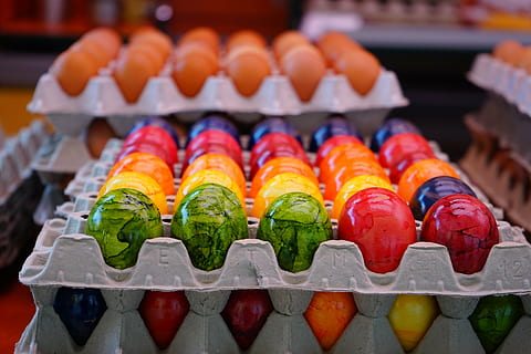 æg, påskeæg, farverig, farvet, glad, venlige, smuk, hartgekocht, lavede mad, farve, æggekarton, ægemballage, æg æske, pladeformet, multi farvet, mad, stor gruppe af objekter, i en række, mad og drikke, overflod, bestille, fokus på forgrunden, friskhed, arrangement, valg, ingen mennesker, variation, tæt på, detail, stilleben, indendørs, sødt mad, sund kost, levende farve, fristelse, 5K, CC0, offentligt domæne, royaltyfrie