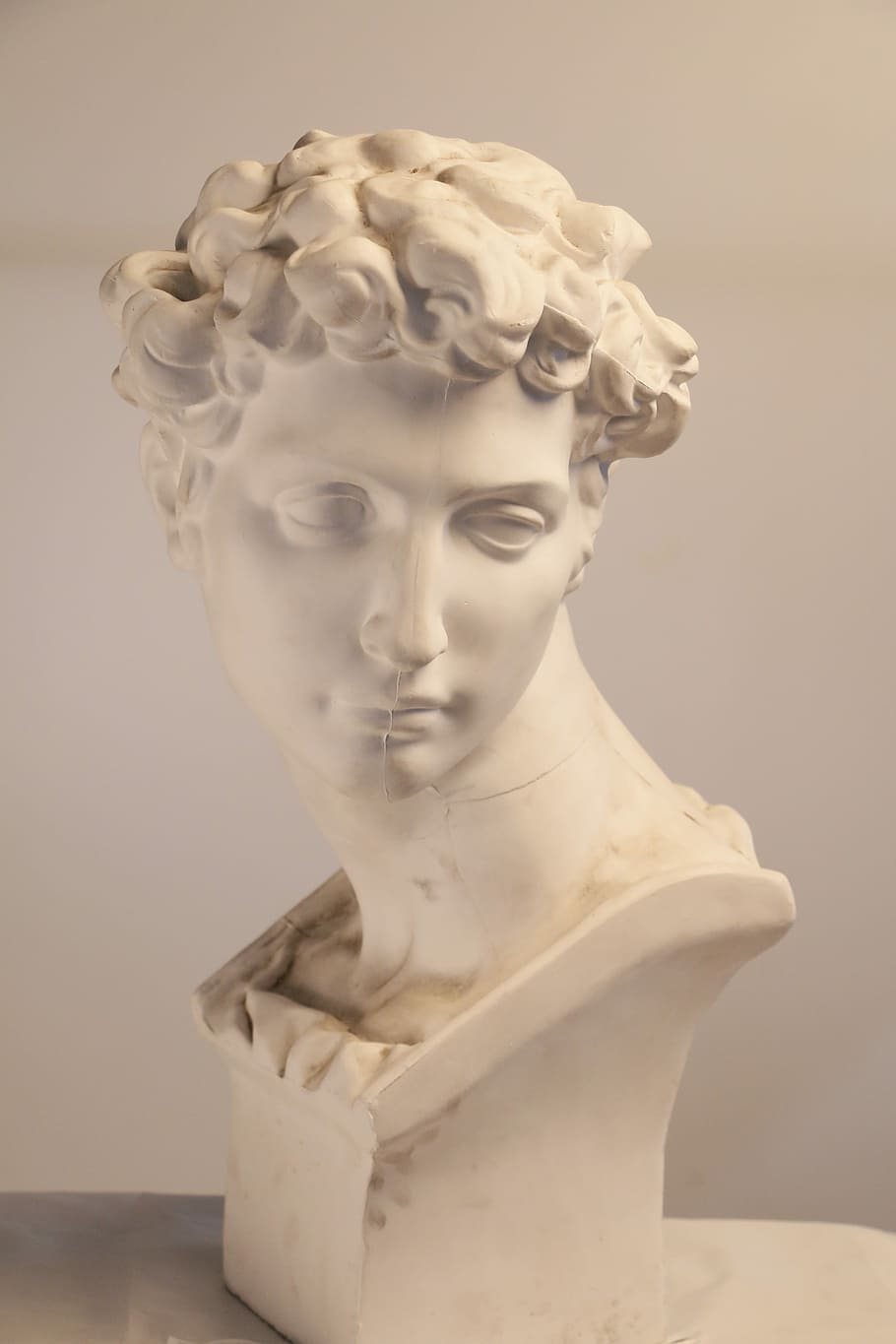 guix, clàssic, fotografia, bust, art, grec, masculí, cap, prototip, gent, estàtua, dones, una persona, escultura, retrat, adult, part del cos humà, només adults, una sola dona, representació humana, representació, a l'interior, art i artesania, primer pla, tir de l'estudi, semblança femenina, semblança masculina, cap gent, creativitat, història, artesania, museu, vista frontal, cultura i entreteniment artístic, estil clàssic, ornamentat, 5K