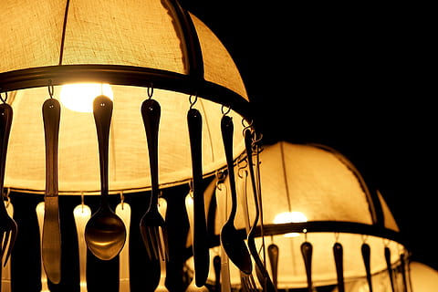Lampe, Glühbirnen, Löffel, Gabel, schmücken, Restaurant, Atmosphäre, sofitel laso, Bangkok, Thailand, Lichtanlage, beleuchtet, keine Leute, drinnen, Nahansicht, Licht, Flachwinkelansicht, elektrisches Licht, hängend, Nacht-, Fokus auf den Vordergrund, Muster, Elektrizität, elektrische Lampe, Studioaufnahme, schwarzer Hintergrund, glühend, Natur, Stillleben, 4K, CC0, gemeinfrei, lizenzfrei