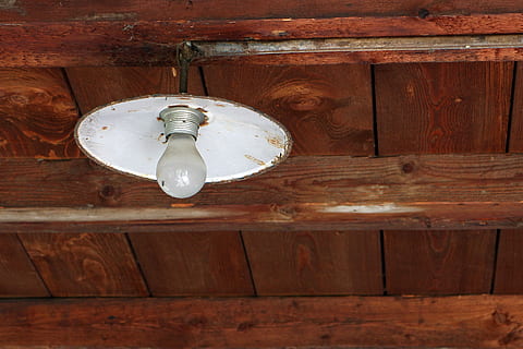 luce, lampada da soffitto, lampada, illuminazione, retrò, vecchio, antico, nostalgico, nostalgia, storicamente, legno - materiale, attrezzatura per l'illuminazione, in casa, nessuno, sospeso, soffitto, lampadina, architettura, caratteristica della parete, giorno, Inquadratura dal basso, Marrone, avvicinamento, tavolo, struttura costruita, luce elettrica, legna, metallo, lampada elettrica, vasellame, 2K, CC0, dominio pubblico, privo di copyright