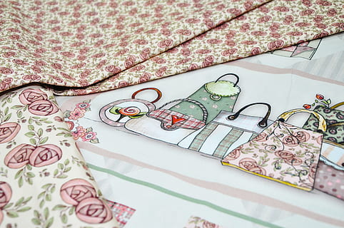 branco, vermelho, floral, têxtil, colcha de retalhos, lenço de papel, manual, trabalhos manuais, colcha, padronizar, dentro de casa, ninguém, ainda vida, visão de alto ângulo, fechar-se, estampa floral, cama, toalha de mesa, mesa, arte e Artesanato, cobertor, representação, desenhar, criatividade, multi colorido, foco seletivo, Folha, cor branca, bordado, 4K, CC0, domínio público, royalty free