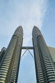 Malàisia, gratacels, edifici, estructura, cel, genial, edificis, urbà, referència, bonic, núvols, ciutat, arquitectura, paisatge, núvol, blau, composició, disseny, kuala lumpur, a l'aire lliure, contemporani, acer, metall, finestra, alt, magnífic, asiàtic, viatjar, petronas, torre, perspectiva, estructura construïda, exterior de l'edifici, vista d’angle baix, alta - alta, exterior d’edifici d’oficines, cap gent, destinacions de viatge, naturalesa, núvol - cel, turisme, modern, oficina, fletxa, 8K, CC0, domini públic, lliure de regalies