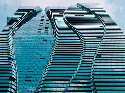 gris, concret, edifici de torre, blau, blanc, cel, edifici de formigó de gran alçada, edifici, arquitectura, gratacels, torre, exterior de l'edifici, estructura construïda, exterior d’edifici d’oficines, modern, oficina, ciutat, vista d’angle baix, dia, alta - alta, cap gent, vidre - material, naturalesa, patró, núvol - cel, a l'aire lliure, districte financer, 4K, CC0, domini públic, lliure de regalies