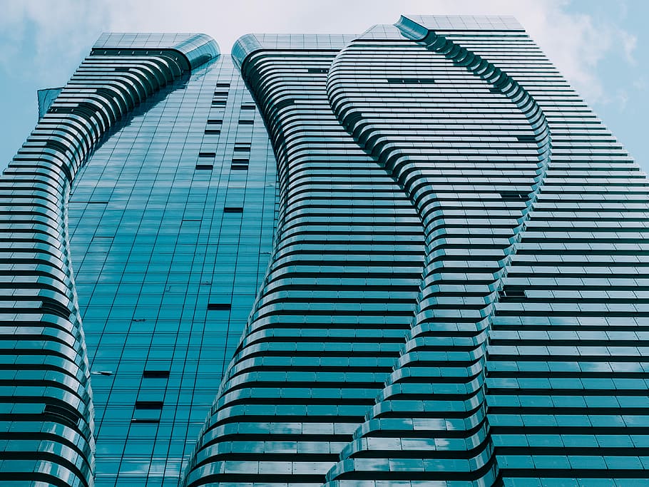 gris, concret, edifici de torre, blau, blanc, cel, edifici de formigó de gran alçada, edifici, arquitectura, gratacels, torre, exterior de l'edifici, estructura construïda, exterior d’edifici d’oficines, modern, oficina, ciutat, vista d’angle baix, dia, alta - alta, cap gent, vidre - material, naturalesa, patró, núvol - cel, a l'aire lliure, districte financer, 4K