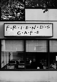 grå, skala billede, venner cafe butik, venner cafe, gråtoner, f.r.i.e.n.d.s, cafe, skiltning, skilt, sort og hvid, butik, urban scene, restaurant, mad og drikke industri, forretning, bygning udvendig, tekst, meddelelse, arkitektur, dag, vestlige script, bygget struktur, tilfældige mennesker, udendørs, glas - materiale, mad og drikke, vindue, by, 5K, CC0, offentligt domæne, royaltyfrie