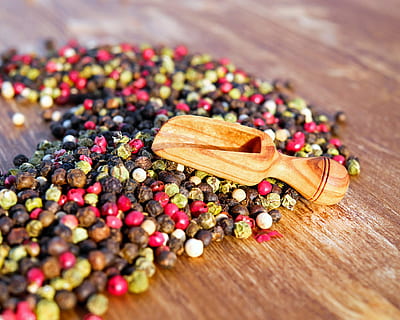 braun, hölzern, Scoop, Kieselsteine, Pfeffer, Pfefferkörner, Gewürze, Scharf, Körner, bunt, bunter Pfeffer, Jahreszeit, Schärfe, profitieren von, pfefferkorn, ganz, Lebensmittel, Koch, Zutaten, Budget, Küche, Holztisch, schließen, Essen und Trinken, Tabelle, Holz - Material, gesundes Essen, Wohlbefinden, Frische, selektiver Fokus, Nahansicht, keine Leute, Beerenfrucht, Obst, High Angle View, Kranichbeere, Fülle, Stillleben, mehrfarbig, große gruppe von gegenständen, drinnen, Samen, vegan, 4K, CC0, gemeinfrei, lizenzfrei