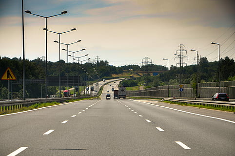 façon, Autoroute, paysage, nœud, ceinture de sécurité, trafic, des voitures, contourne, contournement de la ville, des lanternes, la largeur de la, journée, un camion, route, voiture, transport, câble, pylône électrique, symbole, signe, mode de transport, ciel, la voie à suivre, véhicule à moteur, marquage routier, marquage, ville, direction, rue, véhicule terrestre, éclairage public, la nature, électricité, architecture, personne, perspective décroissante, en plein air, 4K, CC0, domaine public, libre de droits