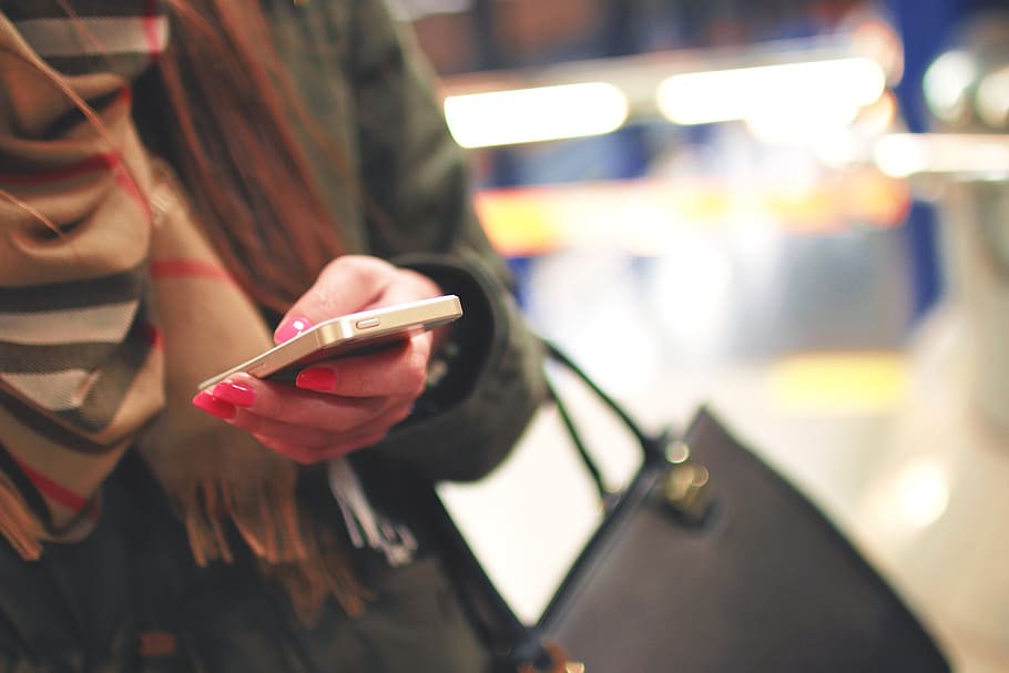 kobieta, ma na sobie, czarny, płaszcz, trzymać, telefon, iPhone, mobilny, technologia, SMS-y, telefon komórkowy, inteligentny telefon, smsowanie, ludzie, styl życia, kobiety, jedna osoba, technologia bezprzewodowa, porozumiewanie się, młody dorosły, Internet, dorosły, życie w mieście, biznes, przenośne urządzenie informacyjne, brzuch, za pomocą telefonu, połączenie, skupić się na pierwszym planie, ludzka ręka, prawdziwi ludzie, dłoń, część ludzkiego ciała, 2K