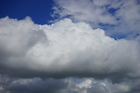 des nuages, nébulosité, ciel, blanc, bleu, atmosphère, des nuages ​​orageux, nuage - ciel, beauté dans la nature, cloudscape, paysages - nature, orage, la nature, nuage d'orage, personne, couvert, ciel dramatique, idyllique, arrière-plans, couleur blanche, météorologie, paradis, en plein air, vent, douceur, foncé, pluie, de mauvais augure, climat, 5K, CC0, domaine public, libre de droits