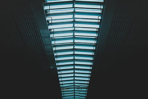 tanpa judul, underpass, kereta bawah tanah, gelap, dibawah, baja, Arsitektur, struktur yang dibangun, dalam ruangan, modern, tampilan sudut rendah, tidak ada orang, hari, eksterior bangunan, kota, bangunan, pola, eksterior gedung perkantoran, jendela, di luar rumah, kantor, panjang tinggi, alam, bahan kaca, pencakar langit, tepat di bawah, plafon, 4K, CC0, domain publik, bebas royalti