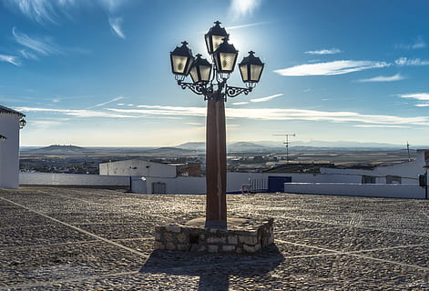 światło, zachód słońca, latarnia, latarnie, Santorini, słońce, krajobraz, niebo, promień światła, zmierzch, horyzont, sylwetka, wakacje, ekologiczny, ludzie, biały, wiejski, turystyka, podświetlenie, chmura - niebo, ochrona, dzień, na dworze, żadnych ludzi, ulica, sprzęt oświetleniowy, architektura, światła, Natura, zbudowana struktura, na zewnątrz budynku, woda, Miasto, wylądować, światło słoneczne, technologia, metal, morze, 5K, CC0, domena publiczna, darmowe zdjęcia