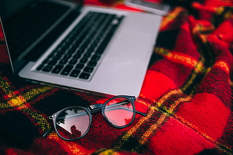 rouge, couverture, Apple MacBook, ordinateur, macbook, La technologie, portable, de plein air, travailler à l'extérieur, lunettes, affaires, l'Internet, personne, table, Technologie sans fil, des lunettes, lien, équipement informatique, fermer, à l'intérieur, mode, vue grand angle, clavier, mise au point sélective, la communication, nature morte, se concentrer sur le premier plan, clavier d'ordinateur, accessoire personnel, 2K, CC0, domaine public, libre de droits