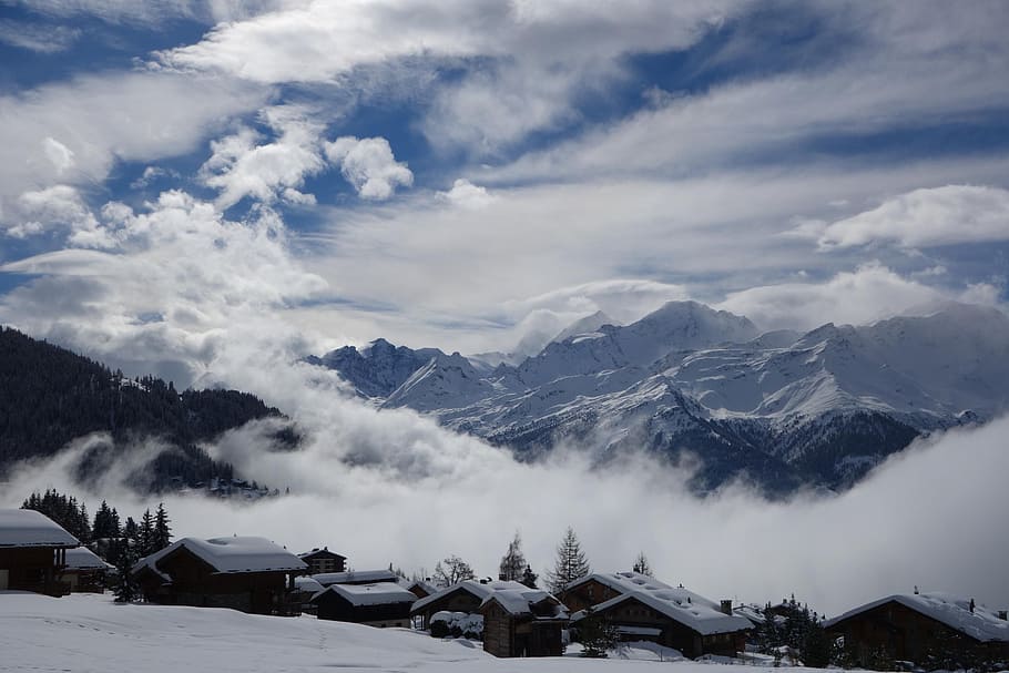 montañas, cubierto, nubes, tiempo de día, montaña, nieve, Montaña alta, invierno, paisaje, Nevado, temperatura fría, nube - cielo, cielo, belleza en la naturaleza, paisajes - naturaleza, cordillera, exterior del edificio, arquitectura, Montaña cubierta de nieve, ambiente, estructura construida, casa, nadie, naturaleza, escena tranquila, día, al aire libre, pico de la montaña, 2K
