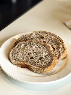 brød, valnød, mad, bord, valnødbrød, bageri, frisk, skive, velsmagende, morgenmad, mad og drikke, fuldkorn, sund kost, ingen mennesker, friskhed, stilleben, indendørs, tæt på, klar til at spise, velvære, plade, portionsstørrelse, fokus på forgrunden, Brun, høj vinkel visning, bagt, overbærenhed, fristelse, Brunt brød, 4K, CC0, offentligt domæne, royaltyfrie