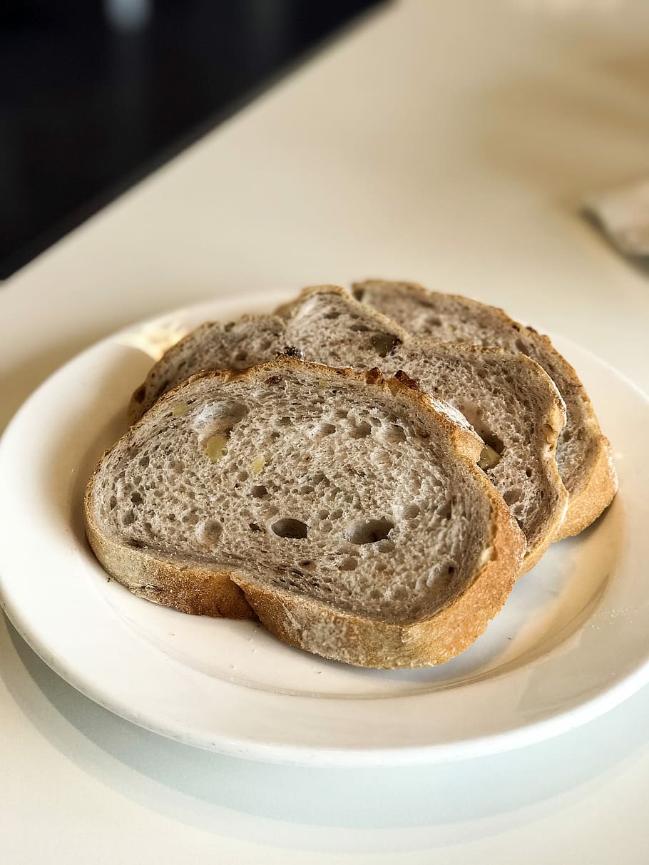 pa, noguera, menjar, taula, pa de nou, fleca, fresc, tall, saborós, esmorzar, menjar i beguda, integral, alimentació saludable, cap gent, frescor, natura morta, a l'interior, primer pla, llest per menjar, benestar, placa, mida de la porció, centrar-se en primer pla, marró, vista d’angle alt, al forn, indulgència, temptació, pa marró, 4K