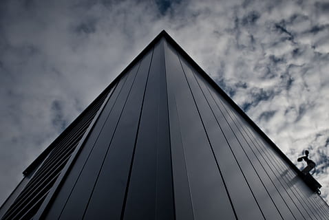 cuc, vista d'ulls, edifici, blanc, ennuvolat, cel, arquitectura, núvols, futurista, modern, perspectiva, reflexió, horitzó, acer, urbà, núvol - cel, estructura construïda, vista d’angle baix, exterior de l'edifici, forma de triangle, naturalesa, ciutat, oficina, connexió, pont, a l'aire lliure, exterior d’edifici d’oficines, pont - estructura feta per l'home, forma, negocis, gent, gratacels, aliatge, 1080P, CC0, domini públic, lliure de regalies