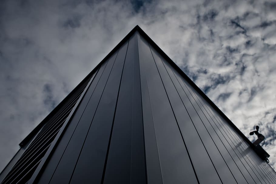 cuc, vista d'ulls, edifici, blanc, ennuvolat, cel, arquitectura, núvols, futurista, modern, perspectiva, reflexió, horitzó, acer, urbà, núvol - cel, estructura construïda, vista d’angle baix, exterior de l'edifici, forma de triangle, naturalesa, ciutat, oficina, connexió, pont, a l'aire lliure, exterior d’edifici d’oficines, pont - estructura feta per l'home, forma, negocis, gent, gratacels, aliatge, 1080P