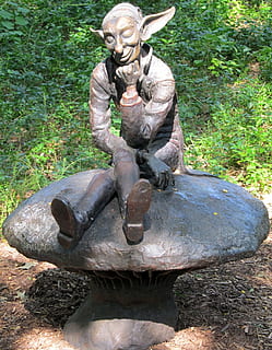 fee, elf, gnoom, sprite, kabouter, trol, nimf, beeldhouwwerk, standbeeld, bronzen, park, geschiedenis, kunst en ambacht, menselijke representatie, vertegenwoordiging, mannelijke gelijkenis, dag, geen mensen, ambacht, creativiteit, fabriek, natuur, zoogdier, dierenleven, water, gras, buitenshuis, 1080P, CC0, publiek domein, royaltyvrij