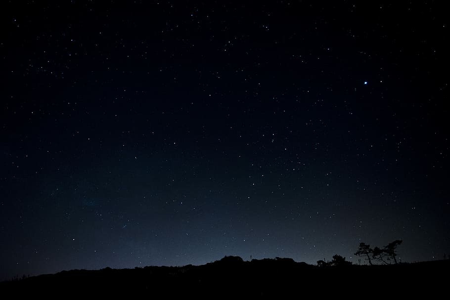 fotografia de paisatge, cels estrellats, muntanya, nit, estrella, cel, fosc, arbre, blau, Via Làctea, vigo, Baiona, galícia, luz, llum, noche, espai, estrella - espai, astronomia, escenics - natura, bellesa a la natura, tranquil·litat, escena tranquil·la, camp estel·lar, naturalesa, cap gent, vista d’angle baix, galàxia, paisatge, infinit, medi ambient, idíl·lic, a l'aire lliure, espai i astronomia, 5K