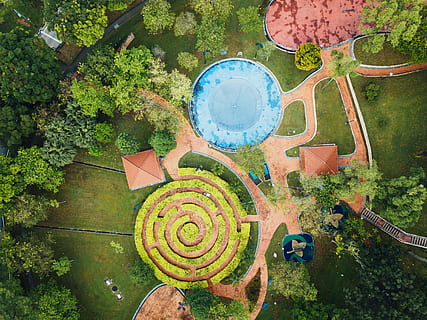 ocell, fotografia de vista visual, arbres, parc, aèria, fotografia, Resort, cercles, naturalesa, piscina, vista del drone, planta, arbre, vista d’angle alt, dia, creixement, cap gent, color verd, a l'aire lliure, bellesa a la natura, herba, part de la planta, jardí, full, directament a sobre, davant o pati del darrere, tranquil·litat, jardí formal, arquitectura, aigua, 4K, CC0, domini públic, lliure de regalies
