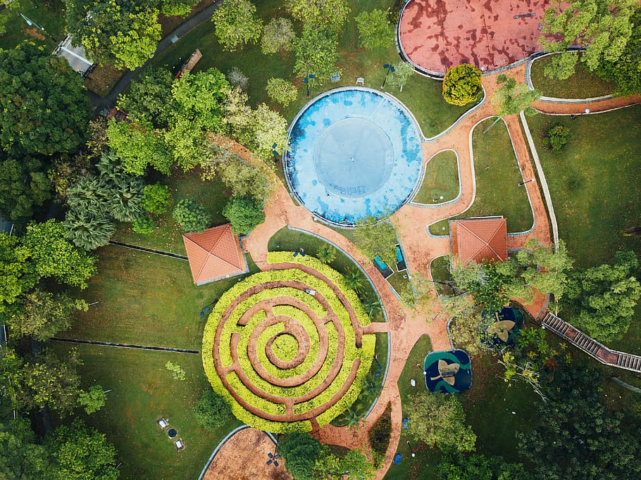 ocell, fotografia de vista visual, arbres, parc, aèria, fotografia, Resort, cercles, naturalesa, piscina, vista del drone, planta, arbre, vista d’angle alt, dia, creixement, cap gent, color verd, a l'aire lliure, bellesa a la natura, herba, part de la planta, jardí, full, directament a sobre, davant o pati del darrere, tranquil·litat, jardí formal, arquitectura, aigua, 4K