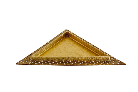 triangular, safata, decoratiu, restaurant, decorat, brillant, espectacle, triangle, daurat, forma de triangle, fons blanc, groc, cap gent, tir de l'estudi, color daurat, còpia espai, forma, a l'interior, tallar, arquitectura, patró, primer pla, art i artesania, disseny, sol objecte, forma geomètrica, estructura construïda, creativitat, natura morta, material de fusta, ornamentat, 4K, CC0, domini públic, lliure de regalies