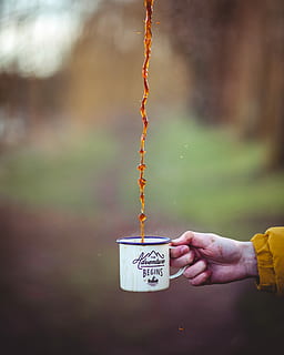 maro, lichid, turnat, alb, email cupa, cafea, picurare, halbă, cană de cafea, picatură, mână, umană, partea corpului uman, o persoana, oameni adevărați, deținere, să se concentreze asupra primelor elemente, zi, parte a corpului, persoană nerecunoscută, a închide, stiluri de viață, mancare si bautura, în aer liber, deget, degetul uman, Activitatea de agrement, agăţat, membrul uman, 4K, CC0, domeniu public, fără drepturi de autor