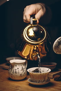 person, bedrift, messing kedel, hvid, te kop, underkop, drik, morgenmad, koffein, kop, mørk, drikke, mad, glas, sund og rask, hed, køkkenudstyr, gryde, hælde, stilleben, bord, te, tepotte, traditionel, årgang, træ-, menneskelig hånd, hånd, mad og drikke, en person, menneskelig kropsdel, krus, varm drikke, indendørs, rigtige mennesker, forfriskning, kaffe, uigenkendelig person, kaffe - drikke, te - varm drikke, finger, 5K, CC0, offentligt domæne, royaltyfrie
