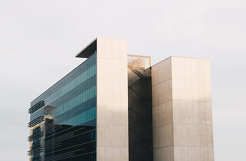 muro di vetro, alto, edificio, giorno, bianca, nero, calcestruzzo, costruzione, alto edificio, cielo, finestra, grattacielo, esterno, architettura, struttura costruita, esterno dell'edificio, moderno, attività commerciale, edificio per uffici, scena urbana, architettura ed edifici, città, Inquadratura dal basso, nessuno, edificio per uffici esterno, natura, vetro - materiale, Torre, ufficio, all'aperto, alto - alto, cielo sereno, riflessione, angolo, 5K, CC0, dominio pubblico, privo di copyright