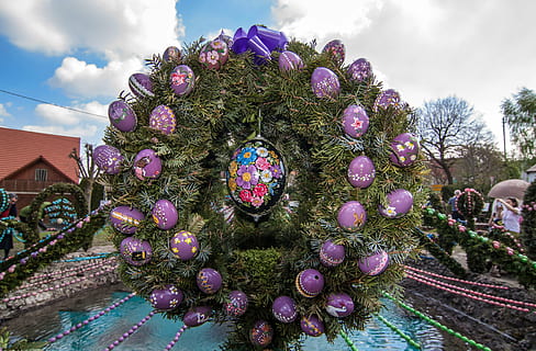la Pasqua, Pasqua, ous de Pasqua, personalitzat, corona, tradició, núvol - cel, cel, planta, arquitectura, naturalesa, arbre, estructura construïda, flor, exterior de l'edifici, cap gent, planta amb flors, decoració, dia, casa, festa, a l'aire lliure, color rosa, aigua, edifici, barri residencial, porpra, luxe, 4K, CC0, domini públic, lliure de regalies