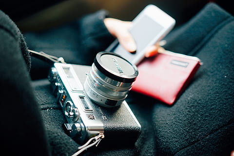 kamera, telepon, juru potret, teknologi, tangan manusia, merapatkan, peralatan, industri, dalam ruangan, pabrik, tema fotografi, fokus selektif, komunikasi, kamera - peralatan fotografi, teknologi nirkabel, tidak ada orang, peralatan fotografi, koneksi, tampilan sudut tinggi, lensa - alat optik, kamera digital, keuangan bisnis dan industri, industri elektronik, 4K