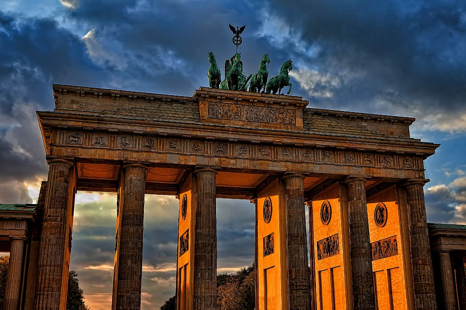 porta de Brandenburg, Alemanya, porta de la ciutat, dramàtica, monument, columna, cel, porta, havel, Alemanya, prusiana, Berlín, releif, celebració, cavall, carriot, arc, arquitectura, núvol - cel, estructura construïda, destinacions de viatge, història, el passat, columna arquitectònica, escultura, ciutat, viatjar, turisme, estàtua, exterior de l'edifici, vespre, art i artesania, naturalesa, cap gent, a l'aire lliure, 5K
