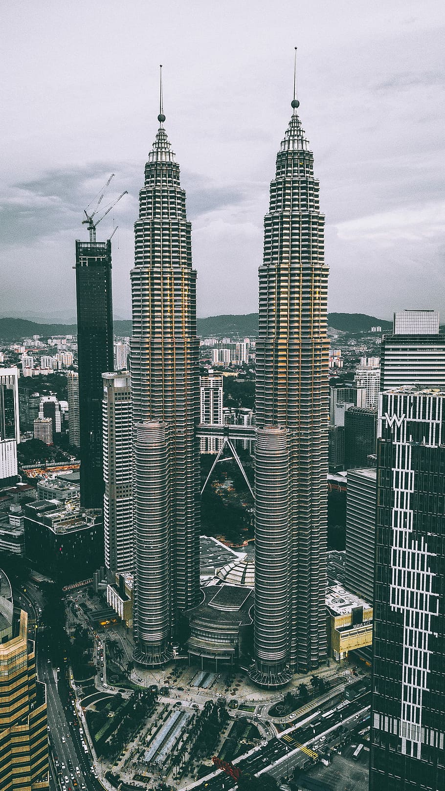 twin tower, malaysia, petronas tårn, malaysia, skyskraber, tårn, skyline, høj, antenne, by, bybilledet, grå, humør, bygning udvendig, arkitektur, bygget struktur, himmel, bygning, kontorbygning udvendig, høj - høj, rejsemål, ingen mennesker, moderne, kontor, natur, sky - himmel, turisme, rejse, udendørs, Spir, finansdistrikt, 2K