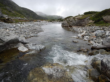 riu, fosc, fluix, muntanyes, ennuvolat, fosc, flux, Pirineus, roques, flux d'aigua, muntanya, núvol - cel, naturalesa, a l'aire lliure, paisatge, escenics, aigua, rock, escenics - natura, bellesa a la natura, rock - object, sòlid, cel, aigua que flueix, que flueix, dia, cap gent, escena no urbana, tranquil·litat, moviment, escena tranquil·la, terra, poder a la natura, 4K, CC0, domini públic, lliure de regalies