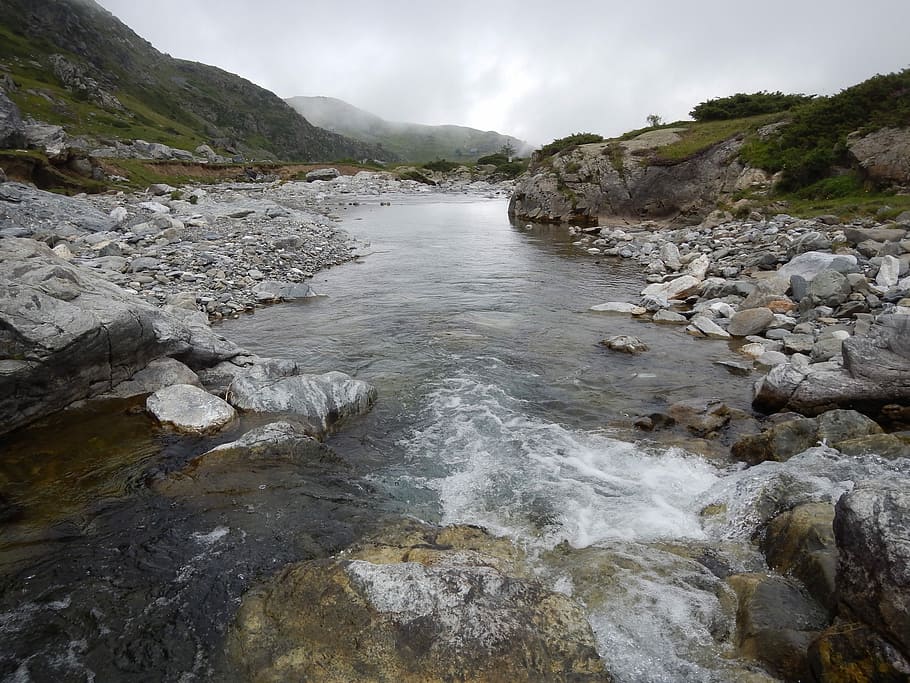 riu, fosc, fluix, muntanyes, ennuvolat, fosc, flux, Pirineus, roques, flux d'aigua, muntanya, núvol - cel, naturalesa, a l'aire lliure, paisatge, escenics, aigua, rock, escenics - natura, bellesa a la natura, rock - object, sòlid, cel, aigua que flueix, que flueix, dia, cap gent, escena no urbana, tranquil·litat, moviment, escena tranquil·la, terra, poder a la natura, 4K