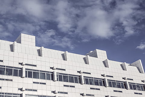 cel, núvols, ennuvolat, edifici, casa, blanc, arquitectura, estructura construïda, exterior de l'edifici, ciutat, modern, vista d’angle baix, naturalesa, núvol - cel, a l'aire lliure, exterior d’edifici d’oficines, dia, negocis, oficina, cap gent, característica arquitectònica, finestra, Finances, gratacels, apartament, 4K, CC0, domini públic, lliure de regalies