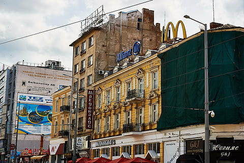 sofija, Bulgarija, pastatas, architektūra, istoriškai, namų fasadas, namų fasadai, derliaus, reklama, kontrastas, pastato išorė, pastatyta struktūra, miestas, dangus, pobūdį, langas, debesis - dangus, dieną, gatvė, komunikacijos, nėra žmonių, žemas kampo vaizdas, gyvenamasis rajonas, lauke, ženklas, tekstą, miesto gyvenimas, transportavimas, freskos, 5K, CC0, Viešasis domenas, nemokamai