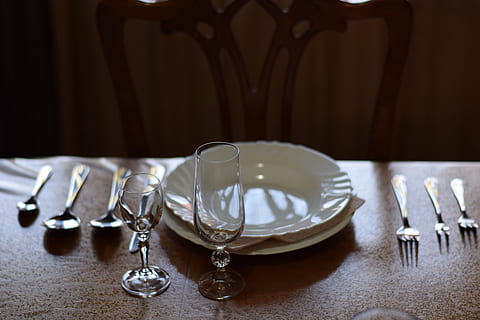 haarukka, ruokailuvälineet, veitsi, lusikka, tee lusikka, levyt, levy, lasi-, palveli, pöytä, kodinkoneet, sisällä, keittiöväline, kattaus, eleganssi, ruoka ja juoma, ruokailuväline, juomalasi, ei ihmisiä, ylellisyys, pöytäveitsi, asetus, viinilasi, rikkaus, tyhjä levy, saviastiat, hopea värillinen, ruokailu, 5K, CC0, public domain, rojaltivapaa