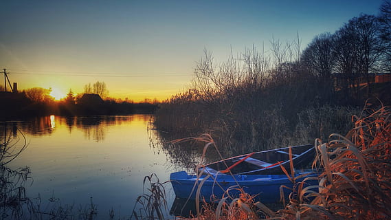 cel, tarda, reflexió, posta de sol, cel del capvespre, crepuscle, riu, naturalesa, llac, vaixell nàutic, aigua, a l'aire lliure, arbre, tranquil·litat, planta, escena tranquil·la, escenics - natura, bellesa a la natura, cap gent, transport, color taronja, cel clar, manera de transport, escena no urbana, a la vora del llac, 5K, CC0, domini públic, lliure de regalies