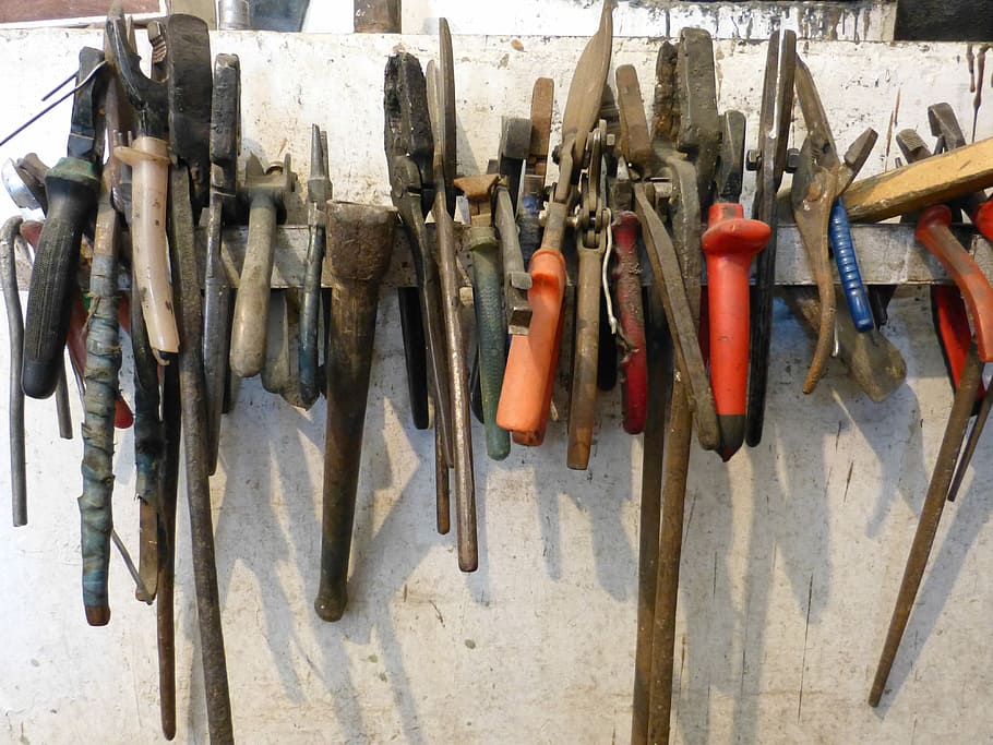 verktøy, verksted, tang, metall, håndverket, på rad, ingen folk, henger, dag, utendørs, stor gruppe gjenstander, tre - materiale, valg, variasjon, arbeidsverktøy, stilleben, utstyr, håndverktøy, veggbyggingsfunksjon, ordning, rekkefølge, sikkerhet, side ved side, beskyttelse, sollys, meisel, håndsag, 4K